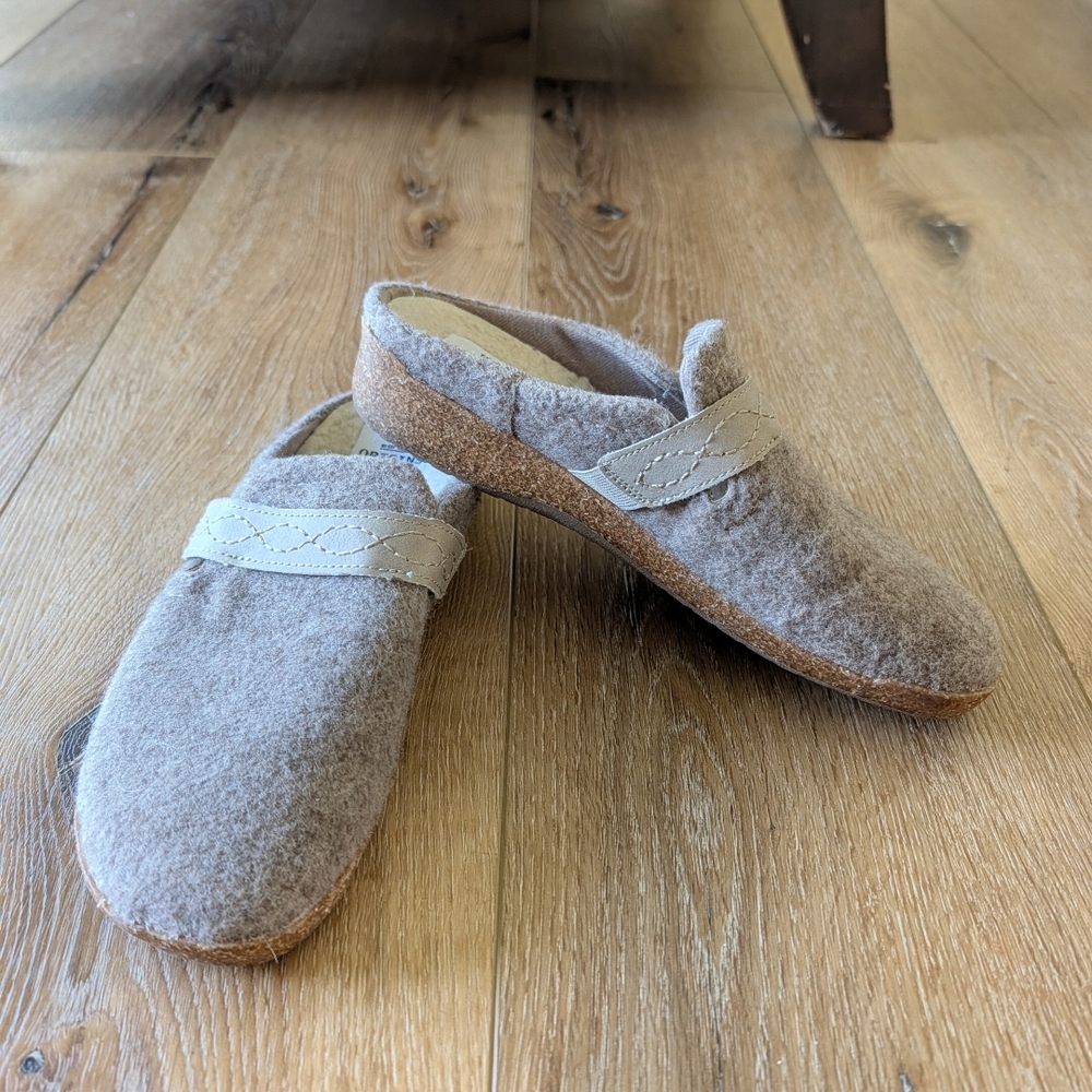 Women's 8.5 Cozy Felt Slip-On Clogs in Light Taupe
